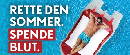 Ein Plakat zeigt einen Mann auf einer Pool-Schwimmhilfe, mit Text auf Deutsch. Eventdatum: 8. Juni, 17:00-19:30. Ort: Leutschach an der Weinstraße. Volksschule Klostergasse 10. QR-Code.