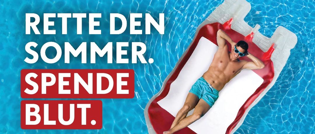 Ein Plakat zeigt einen Mann auf einer Pool-Schwimmhilfe, mit Text auf Deutsch. Eventdatum: 8. Juni, 17:00-19:30. Ort: Leutschach an der Weinstraße. Volksschule Klostergasse 10. QR-Code.