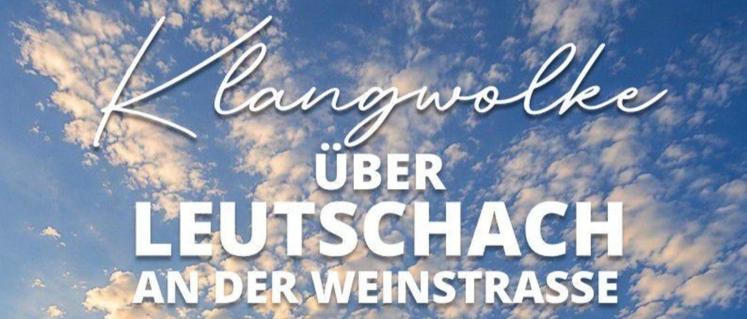 Veranstaltungsplakat für Klangwolke mit blauem Himmel im Hintergrund. Es steht: 'Freitag, 19.06.2026, Beginn 19 Uhr, am Schulcampus Klostergasse 2.' Essen und Getränke sind vorhanden.