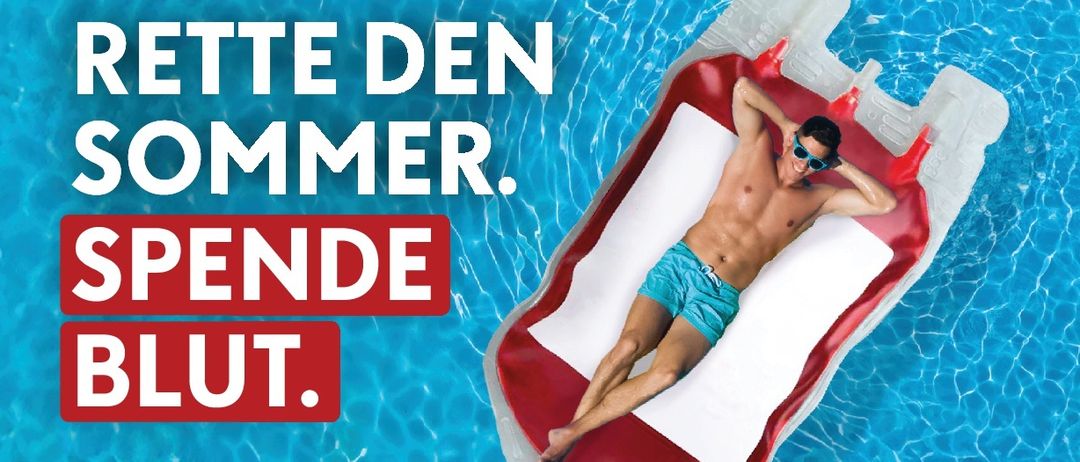 Ein Plakat für eine Blutspendeveranstaltung am 10. August, mit einem Mann auf einem Schwimmbecken, QR-Code für die Blutspende-App.