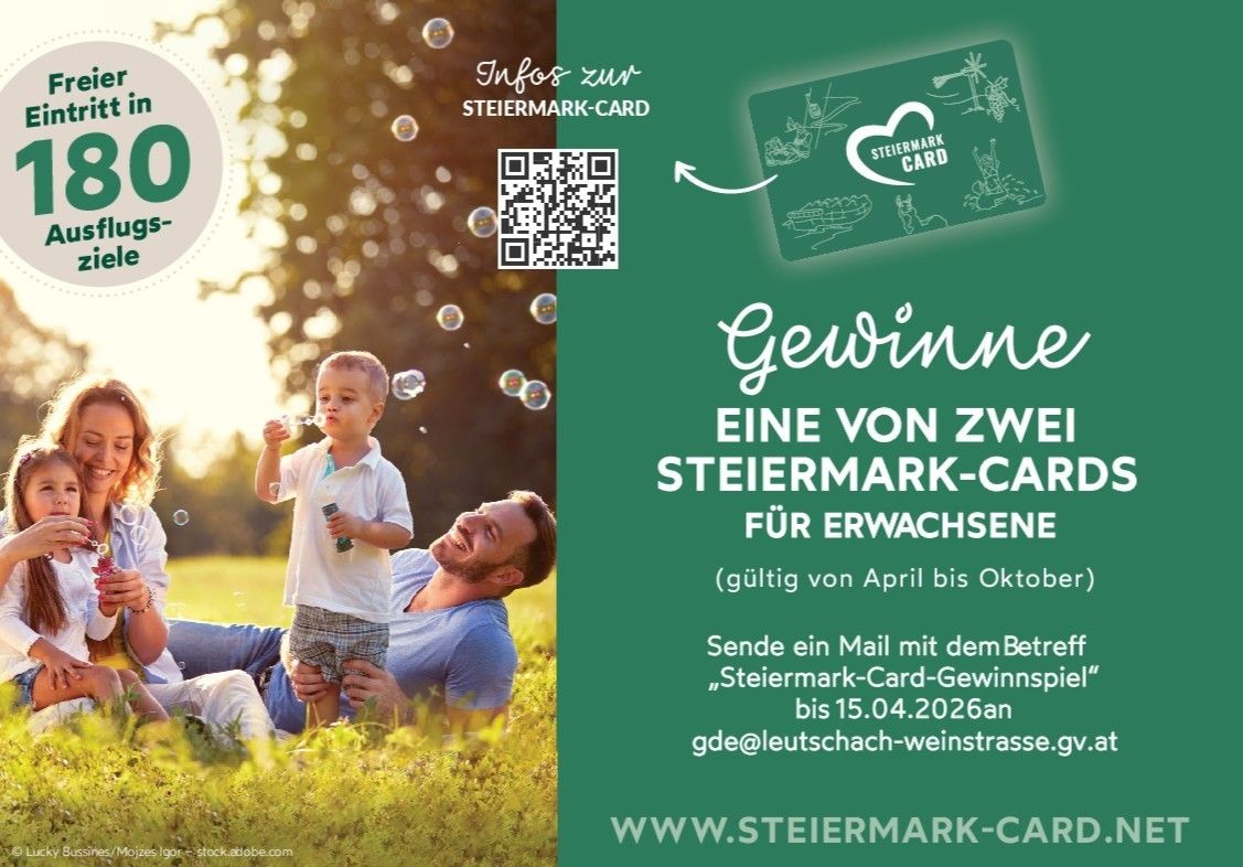 Eine Werbung für die Steiermark Card zeigt einen Vater und seinen Sohn in einem Park. Der Junge bläst Seifenblasen, während der Vater lächelt. Eine grüne Karte mit QR-Code ist ebenfalls sichtbar. Die Werbung ermutigt, eine E-Mail zu senden, um an einem Wettbewerb für eine Steiermark Card für Erwachsene teilzunehmen, die von April bis Oktober gültig ist.