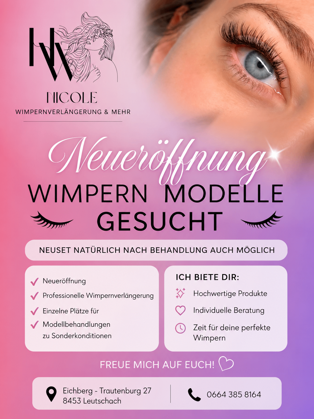 Eine Werbung für Nicoles Wimpernverlängerungsservice zeigt ein Nahaufnahme eines Frauenauges mit langen Wimpern, rosa Hintergrund und Text auf Deutsch. Es hebt Dienstleistungen wie professionelle Wimpernverlängerung, individuelle Termine und Modelbehandlungen hervor.