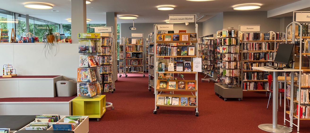 Bild enthält, Book, Publication, Indoors, Library, Shop, Architecture, Building, Bookstore, Furniture, Person