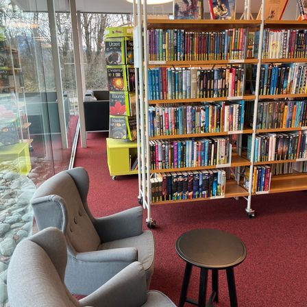 Bild enthält, Furniture, Bookcase, Architecture, Building, Book, Indoors, Library, Publication, Chair, Person
