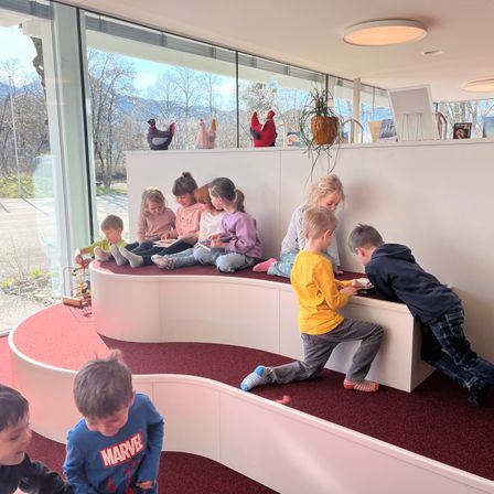 Bild enthält, Boy, Child, Male, Person, Female, Girl, Indoors, Face, Furniture, People