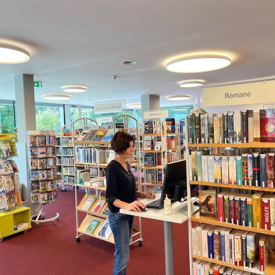 Bild enthält, Book, Publication, Indoors, Library, Furniture, Person, Desk, Table, Shop, Jeans
