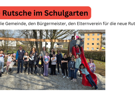 Eine Gruppe von Kindern und Erwachsenen steht um eine neue Spielanlage mit Rutschen herum. Die Spielanlage wurde von der Gemeinde, dem Bürgermeister und dem Elternverein finanziert.