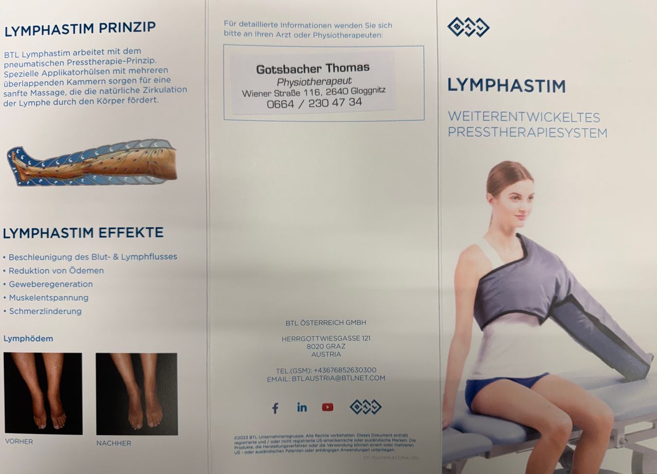 Das Bild zeigt eine medizinische Broschüre für Lymphdrainage-Therapie. Es enthält ein Foto einer Frau, die ein Lymphdrainage-Gerät trägt. Die Broschüre zeigt eine Kontaktkarte für Physiotherapeut Thomas Gotsbacher mit einer Adresse in Glognitz, Österreich. Es werden auch die Effekte des Blut- und Lymphflusses erwähnt und Unternehmenskontaktinformationen bereitgestellt.