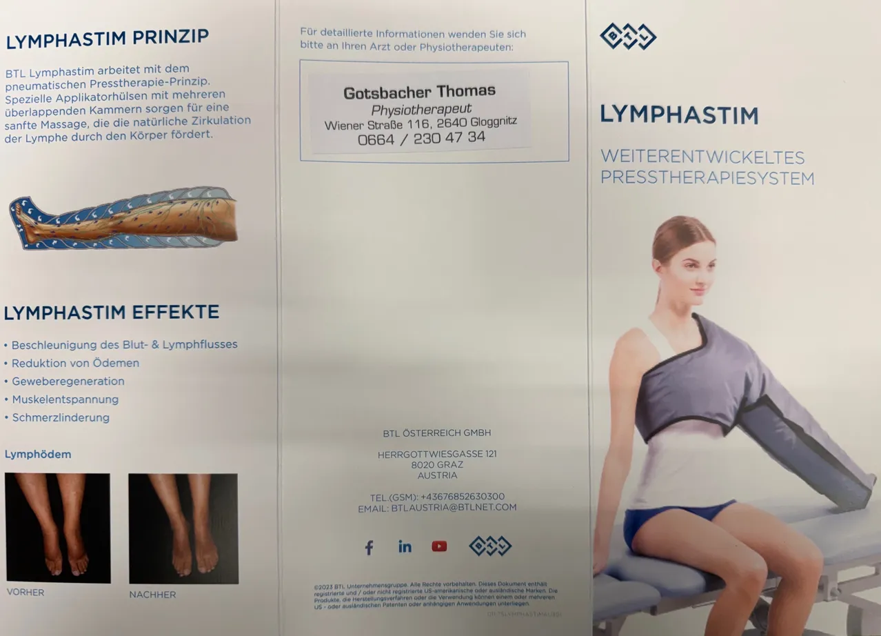 Das Bild zeigt eine medizinische Broschüre zur Verbesserung des Lymph- und Blutflusses mit einer Frau in einer medizinischen Stütze. Es enthält Details über den Physiotherapeuten Thomas Gotsbacher und seine Praxisadresse in Wien. Die Broschüre listet auch Kontaktdaten für die Firma BTL Osterreich GmbH auf.