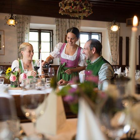 Bild enthält, Dining Room, Dining Table, Furniture, Table, Restaurant, Flower Arrangement, Chandelier, Person, Adult, Woman