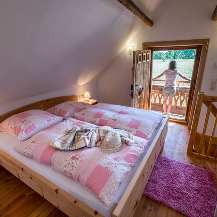 Bild enthält, Indoors, Interior Design, Home Decor, Housing, House, Loft, Wood, Shorts, Hardwood, Stained Wood