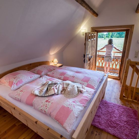 Bild enthält, Indoors, Interior Design, Home Decor, Housing, House, Loft, Wood, Shorts, Hardwood, Stained Wood