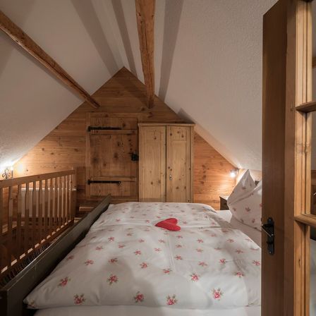 Bild enthält, Indoors, Interior Design, Wood, Hardwood, Stained Wood, Building, House, Housing, Loft, Room