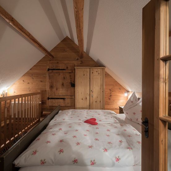 Bild enthält, Indoors, Interior Design, Wood, Hardwood, Stained Wood, Building, House, Housing, Loft, Room