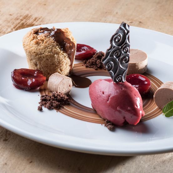 Bild enthält, Food, Food Presentation, Plate, Cream, Dessert, Ice Cream