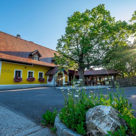 Bild enthält, Cottage, Housing, Nature, Outdoors, Scenery, Neighborhood, City, Road, Tree, Suburb