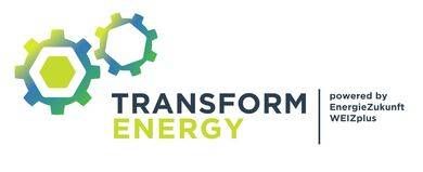 Das Logo von Transform Energy, einem Unternehmen, das von EnergieZukunft WEIZplus betrieben wird, zeigt eine Kombination aus sechseckigen und kreisförmigen Zahnrädern in Grün, Blau und Gelb.