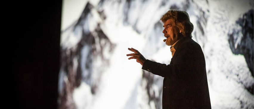 Bild enthält, People, Person, Adult, Male, Man, Coat, Crowd, Finger, Head, Face