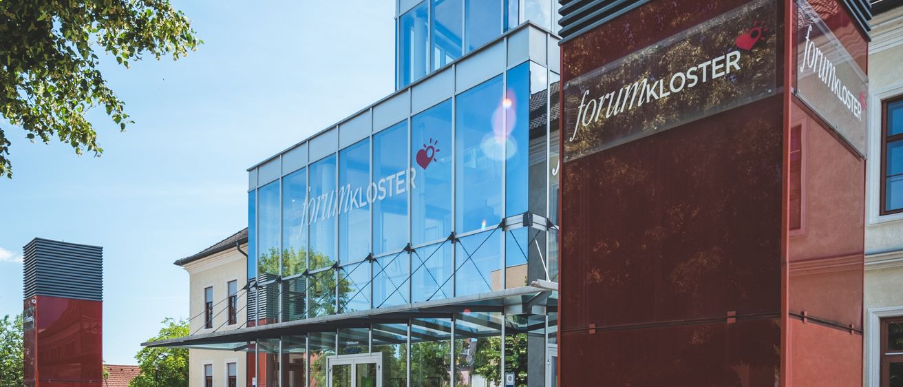 Bild enthält, Building, Office Building, Path, Walkway, Flagstone, Floor, City, Urban, Car, Convention Center