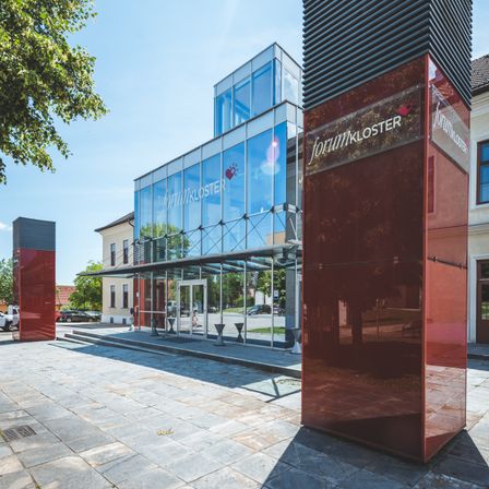 Bild enthält, Building, Office Building, Path, Walkway, Flagstone, Floor, City, Urban, Car, Convention Center