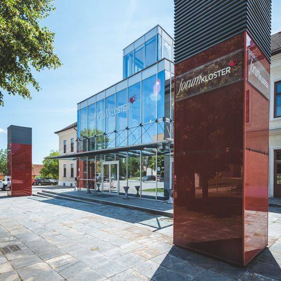 Bild enthält, Building, Office Building, Path, Walkway, Flagstone, Floor, City, Urban, Car, Convention Center