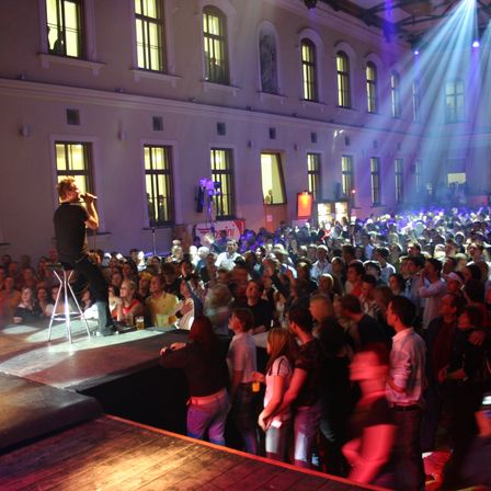 Bild enthält, Urban, Lighting, Concert, Crowd, Person, Adult, Female, Woman, Night Life, Man