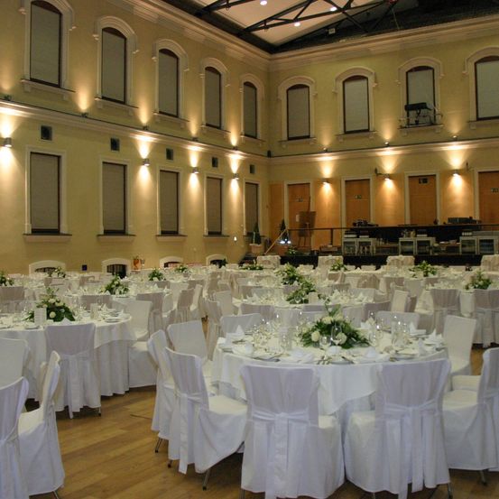 Bild enthält, Indoors, Architecture, Building, Hall, Fun, Banquet, Chair, Furniture, Person, Plant