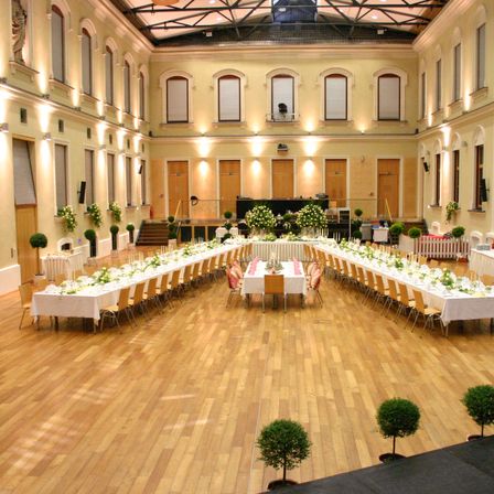 Bild enthält, Indoors, Architecture, Building, Ballroom, Hall, Plant, Chair, Fun, Banquet, Person