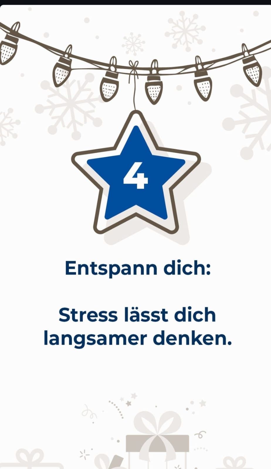 Ein blauer Stern mit der Nummer vier in der Mitte auf weißem Hintergrund. Im Hintergrund sind Schneeflocken. Darunter steht: 'Entspann dich: Stress lasst dich langsamer denken.' Es bedeutet 'Entspann dich: Stress lässt dich langsamer denken.'