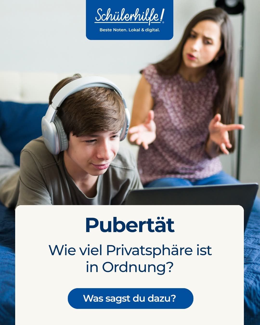 Ein Junge mit Kopfhörern schaut auf seinen Laptop, während eine Frau hinter ihm mit den Händen gestikuliert. Das Bild hat eine englische Beschriftung, die fragt, wie viel Privatsphäre während der Pubertät in Ordnung ist.