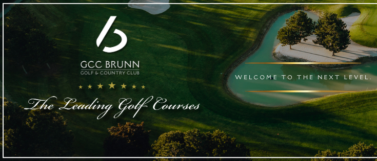 Luftaufnahme eines Golfplatzes mit einem Wasserelement, Bäumen und einem Logo, das GCC Brunn liest. Der Slogan lautet 'Willkommen auf der nächsten Ebene'.