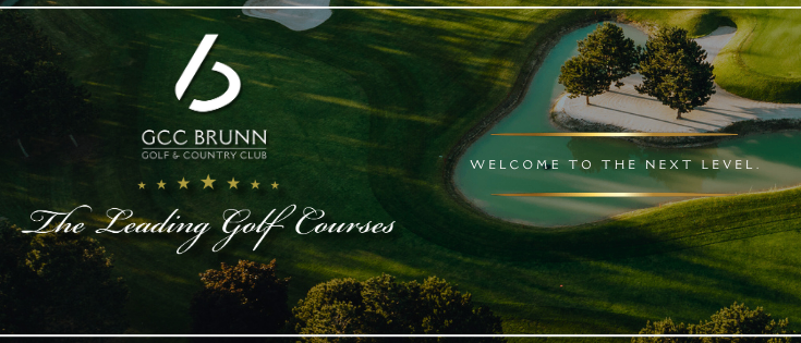 Luftaufnahme eines Golfplatzes mit Teich und Bäumen, mit dem GCC Brunn Logo und einer Willkommensnachricht.
