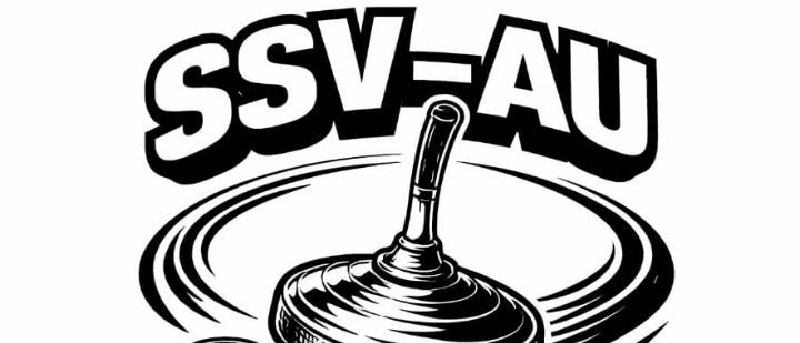 Ein schwarz-weißes Logo zeigt 'SSV-AU' in fetten Buchstaben mit einem Eishockeypuck und einer stilisierten Pucksperre darunter. Das Design ist kreisförmig mit einem wellenförmigen Linienmuster.