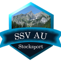 Das SSV AU Stocksport-Logo besteht aus einer blauen sechseckigen Form mit einer Bergkette im Hintergrund. Die Worte SSV AU sind in weiß geschrieben. Darunter steht Stocksport in Fettdruck geschrieben.