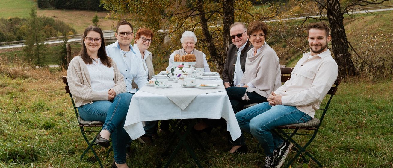 Bild enthält, People, Person, Grass, Boy, Male, Teen, Adult, Female, Woman, Pants