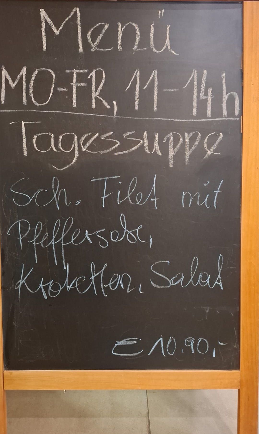 Ein Kreidetafelmenü listet eine 'Tagessuppe' für 10-1 K, 11-14h. Die Suppe ist Hähnchenfilet mit Pfeffersoße, Karotten und Salat.