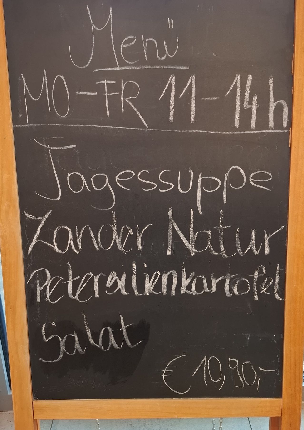 Ein Tafelmenü listet: Tagessuppe, Zander Natur, Petersilienkartoffel und Salat. Öffnungszeiten sind Montag bis Freitag, 11 bis 14 Uhr.