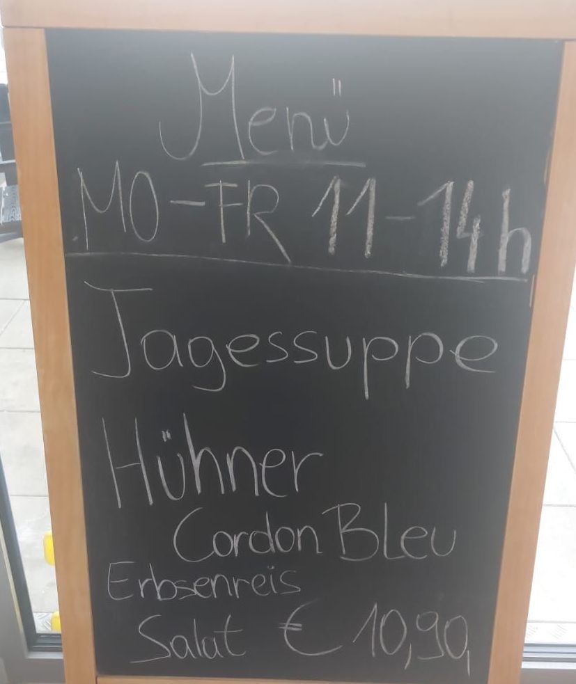 Ein Kreidetafel-Menü für Montag bis Freitag, 11 Uhr bis 14 Uhr, mit Tagessuppe, Hähnchen Cordon Bleu und Erbsenreis zum Preis von 10,90 Euro.