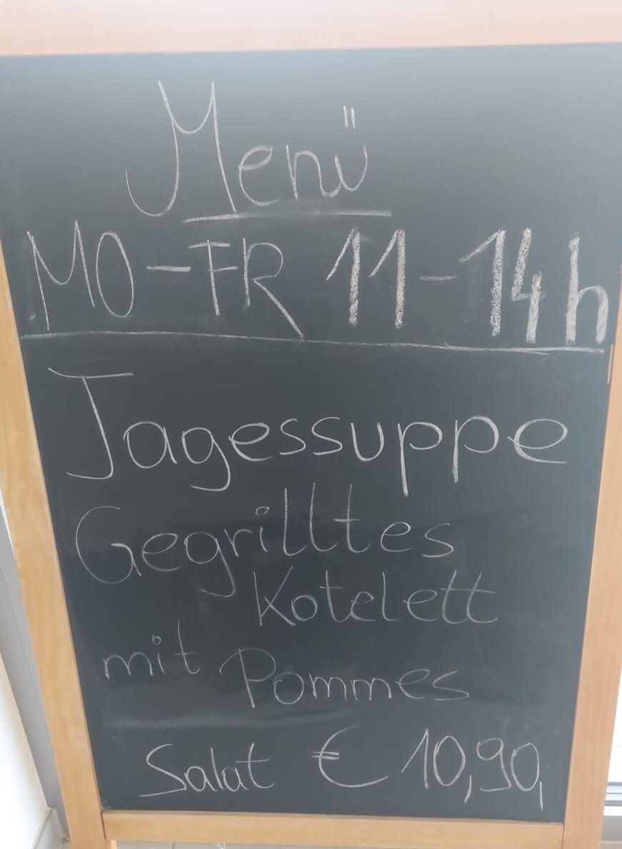 Ein Kreidetafelmenü bietet täglich Suppe und ein gegrilltes Kotelett mit Pommes von 11 Uhr bis 14 Uhr.