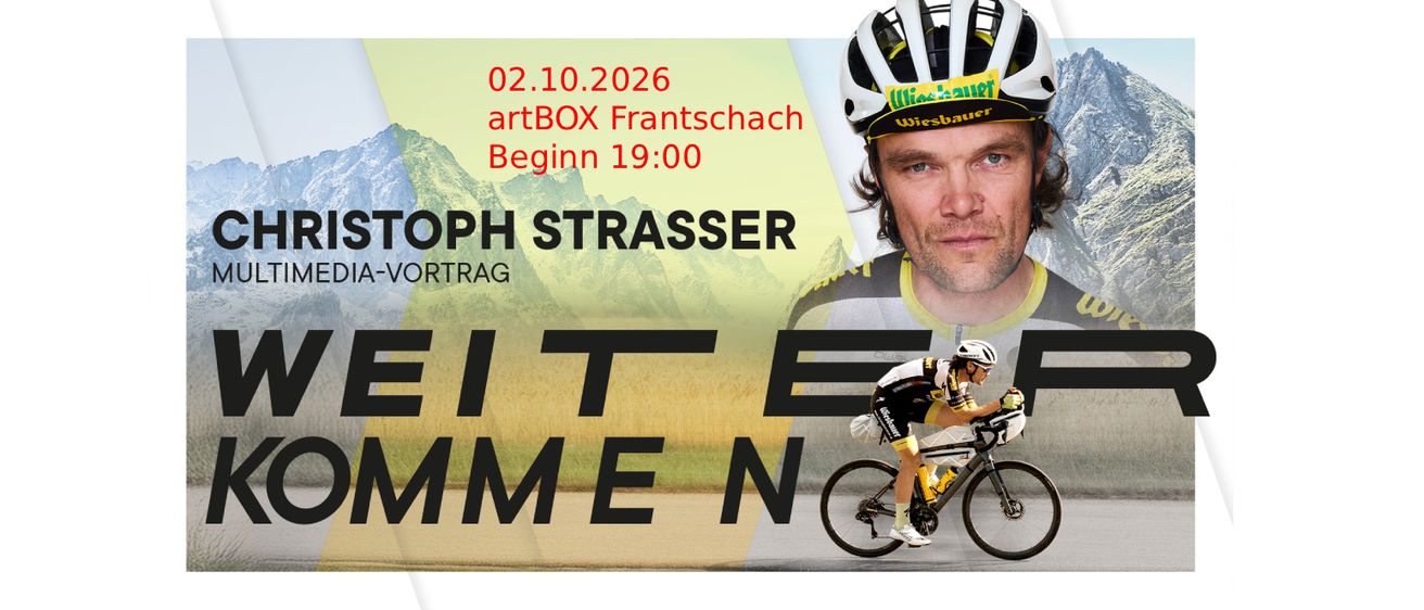Plakat für eine Medienpräsentation von Stoph Strasser in artBOX Frantschach am 2. Oktober 2026, Beginn 19:00. Ein Radfahrer fährt mit Bergen im Hintergrund ein Fahrrad.
