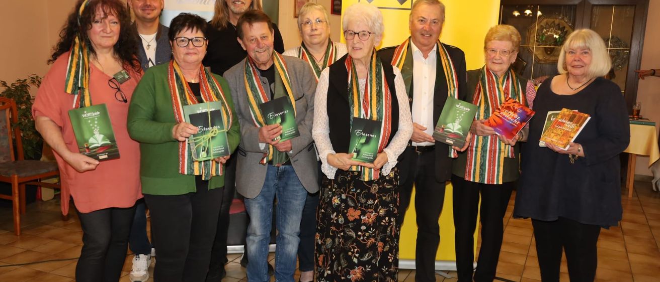 Bild enthält, Pants, Adult, Female, Person, Woman, People, Blouse, Groupshot, Portrait, Glasses