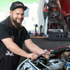 Bild enthält, Adult, Male, Man, Person, Car, Car Engine, Transportation, Vehicle, Baseball Cap, Hat