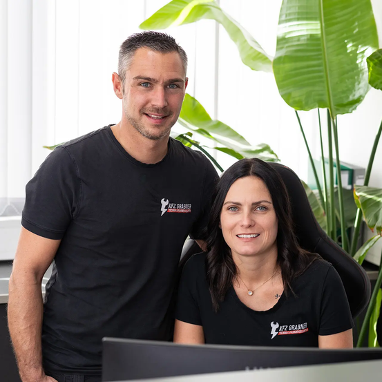 Bild enthält, Adult, Male, Man, Person, People, Female, Woman, Necklace, Plant, Smile