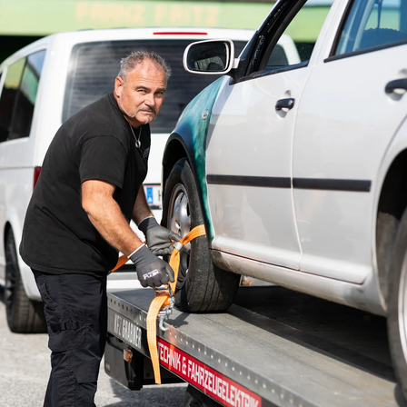 Bild enthält, Glove, Adult, Male, Man, Person, Tire, Necklace, Wheel, Worker, Car