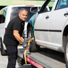 Bild enthält, Glove, Adult, Male, Man, Person, Tire, Necklace, Wheel, Worker, Car