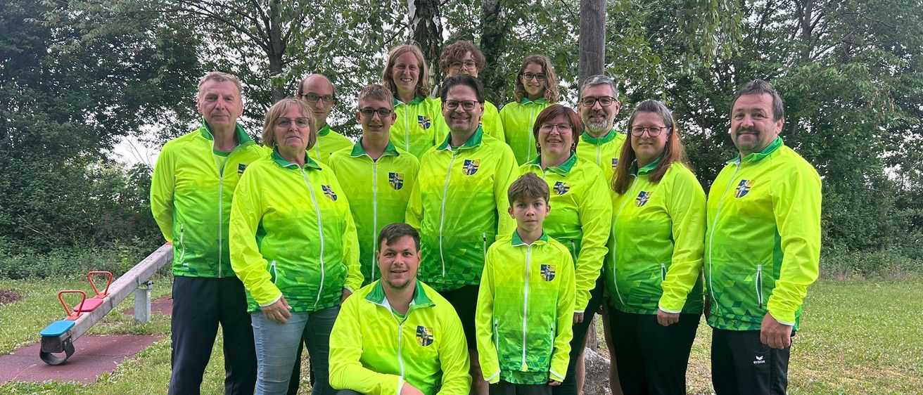 Bild enthält, People, Person, Grass, Groupshot, Green, Adult, Male, Man, Jacket, Vegetation