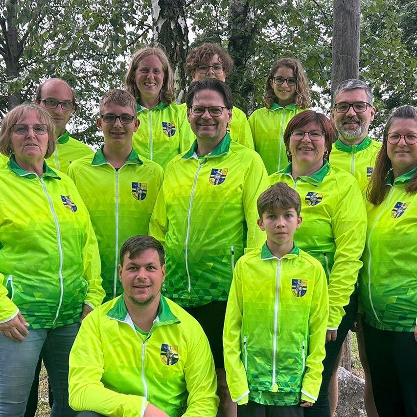 Bild enthält, People, Person, Grass, Groupshot, Green, Adult, Male, Man, Jacket, Vegetation