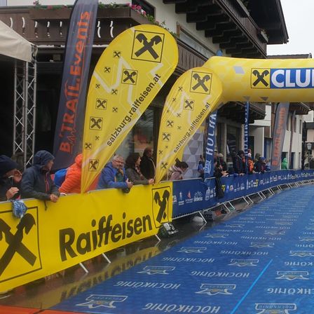 Bild enthält, Person, City, Arch, Architecture, Urban, Outdoors, Text, Water, Head