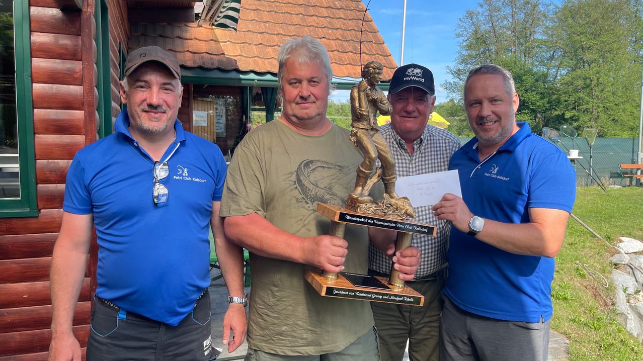 Bild enthält, T-Shirt, Adult, Male, Man, Person, Wristwatch, Glasses, Baseball Cap, Hat, Bbq