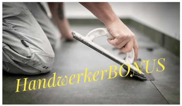 Eine Person kniet auf dem Boden, hält eine Kelle und trägt Mörtel auf. Die Worte 'HandwerkerBONUS' sind auf dem Boden zu sehen.